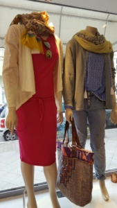 Zwei Schaufensterpuppen mit Kleid und Ethno-Tasche