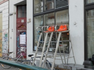 Tennis Schiedsrichter Stühle auf Berliner Bürgersteig